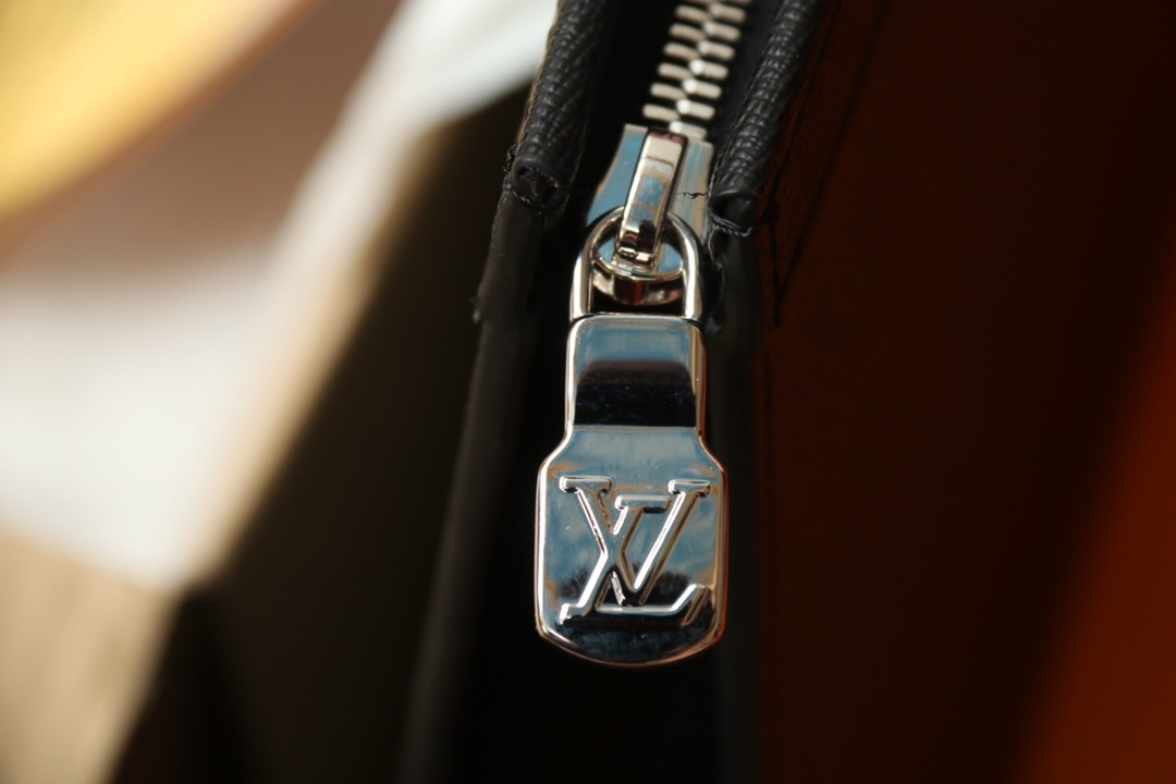 LOUIS VUITTON（ルイヴィトン）POCHETTE VOYAGE クラッチバッグ M30450