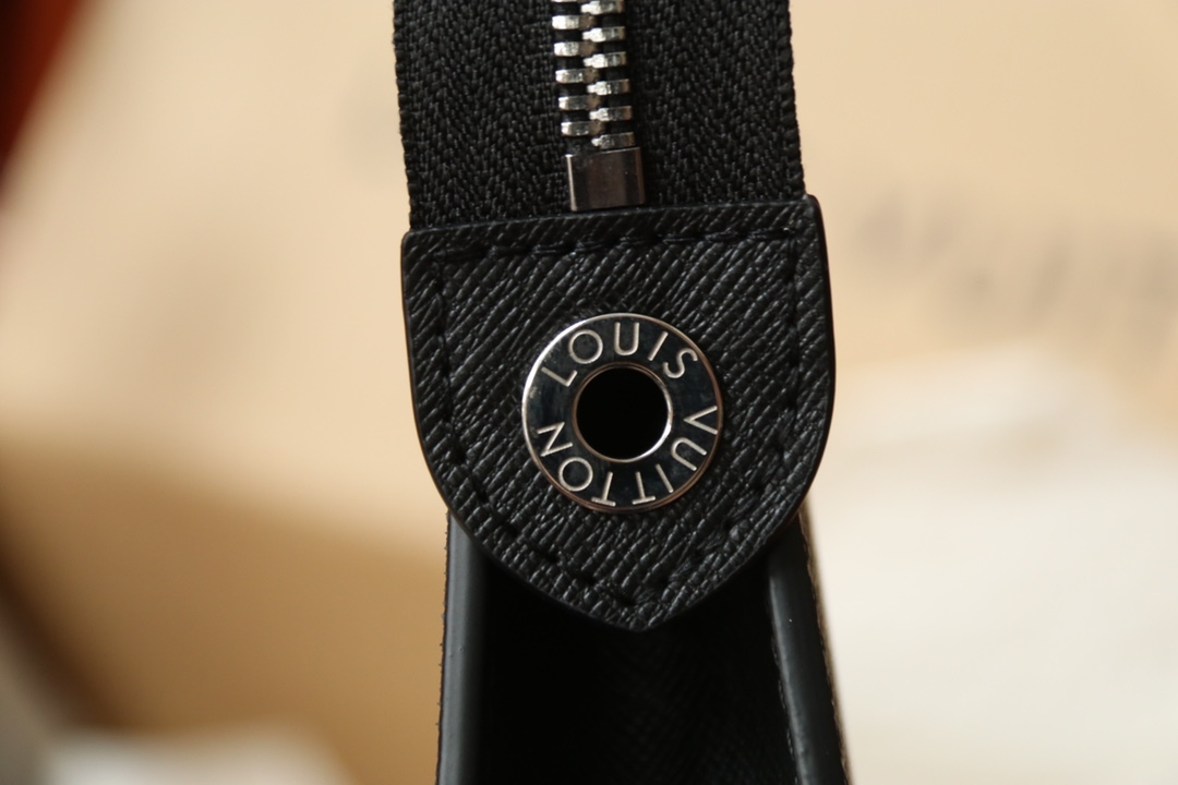 LOUIS VUITTON（ルイヴィトン）POCHETTE VOYAGE クラッチバッグ M30450