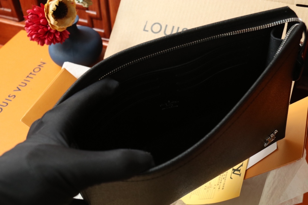 LOUIS VUITTON（ルイヴィトン）POCHETTE VOYAGE クラッチバッグ M30450