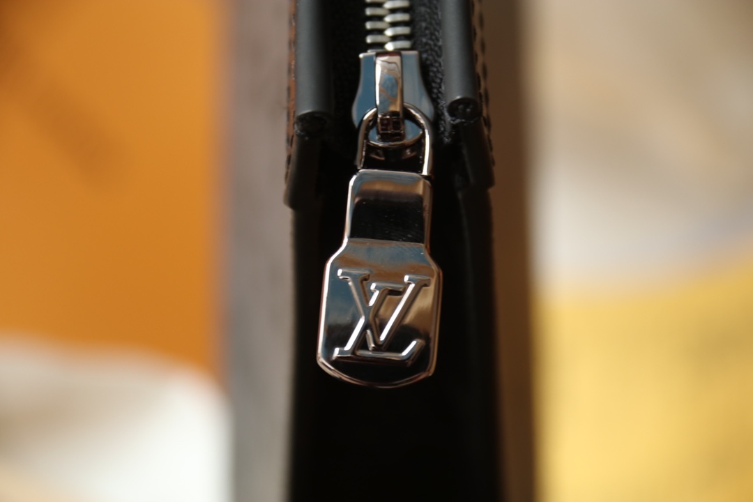 LOUIS VUITTON（ルイヴィトン）POCHETTE VOYAGE クラッチバッグ M69535