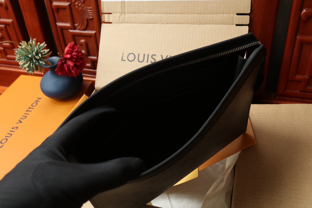 LOUIS VUITTON（ルイヴィトン）POCHETTE VOYAGE クラッチバッグ M69535