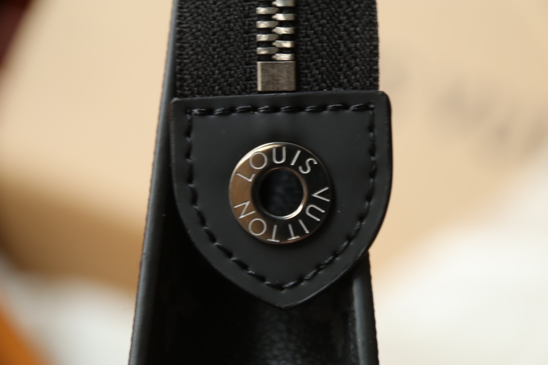 LOUIS VUITTON（ルイヴィトン）POCHETTE VOYAGE クラッチバッグ M69535