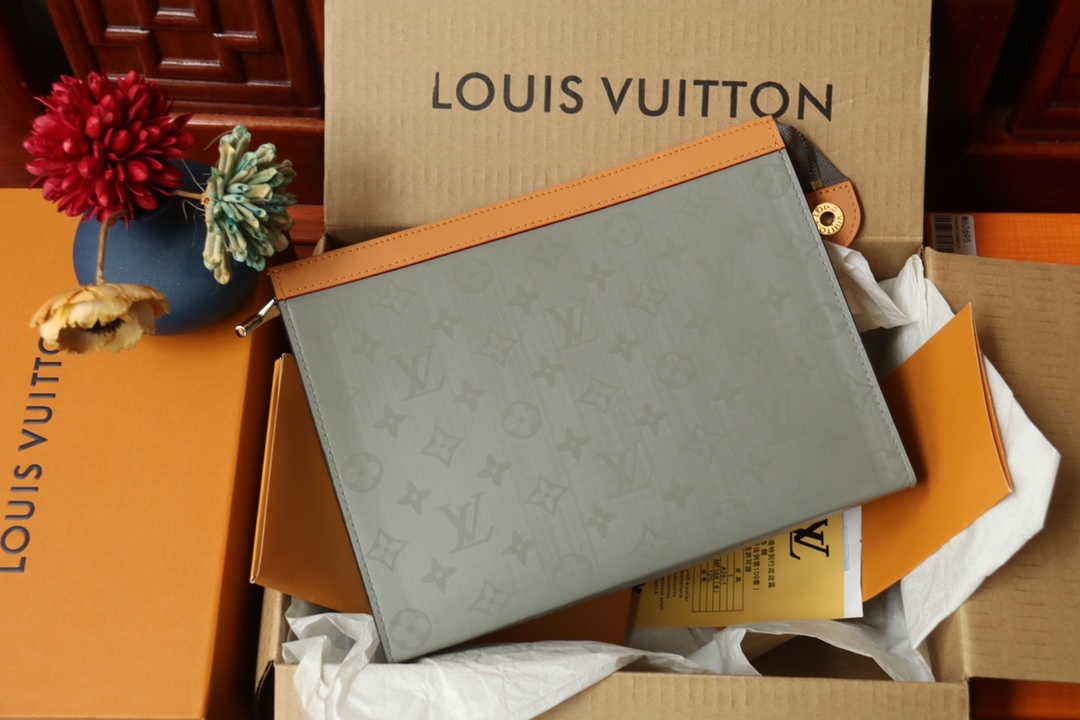 LOUIS VUITTON（ルイヴィトン）POCHETTE VOYAGE クラッチバッグ M61692