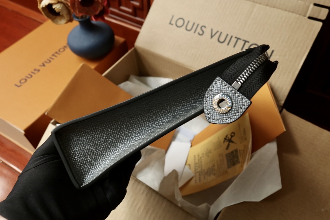 LOUIS VUITTON（ルイヴィトン）Pochette Voyage クラッチバッグ M30840