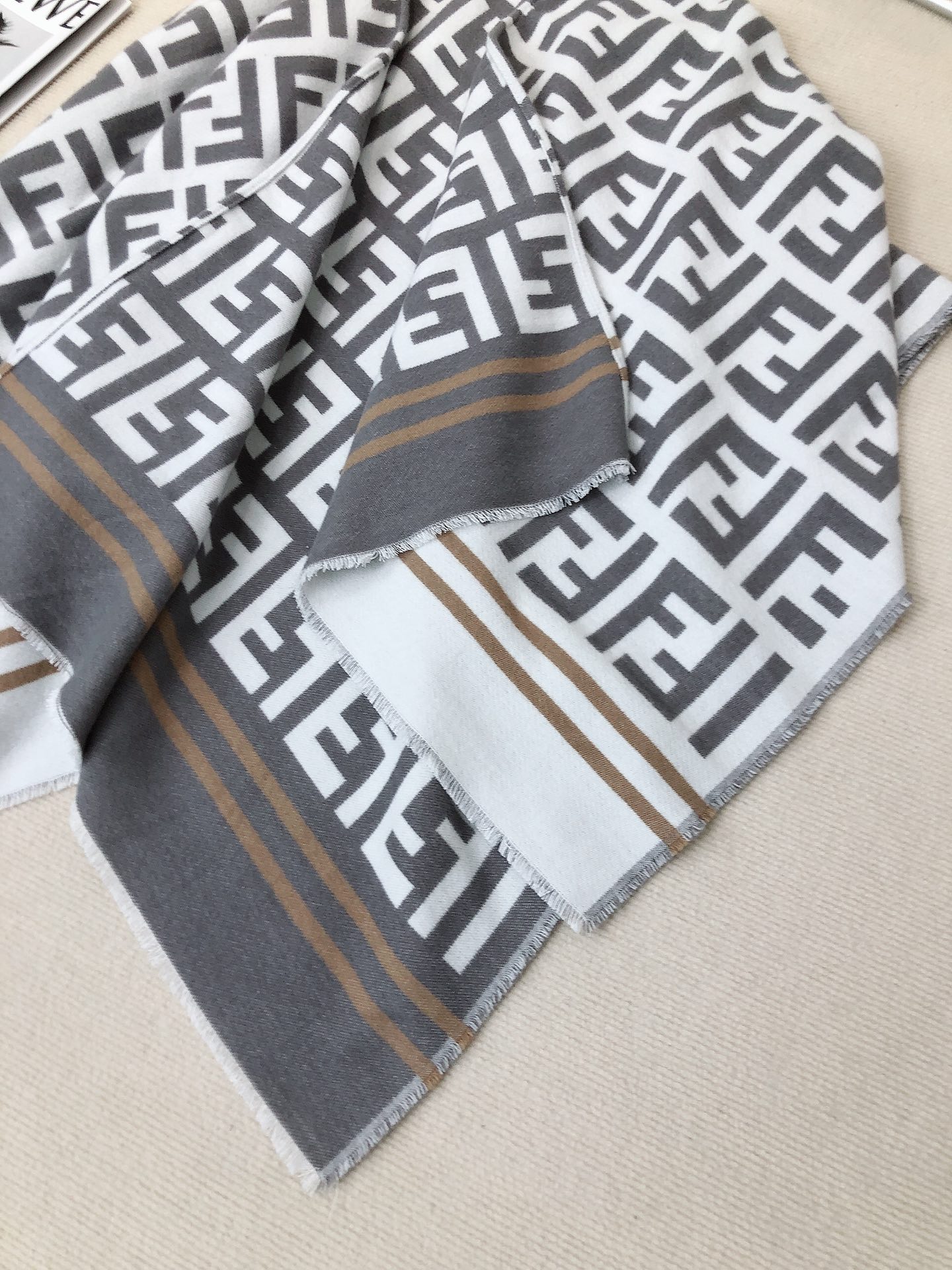 【FENDI旗艦店】フェンディ マント ショール ご好評に付き再入荷！