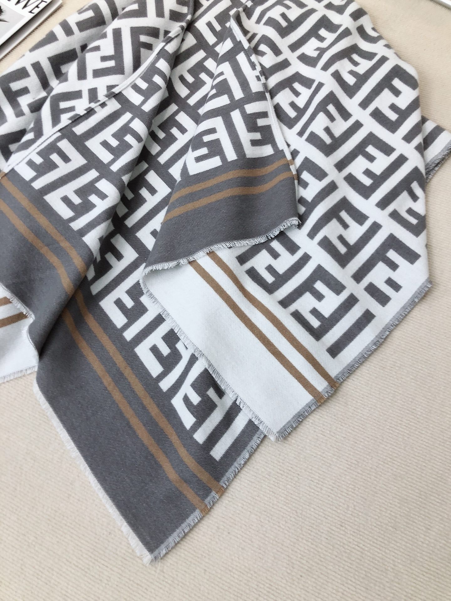 【FENDI旗艦店】フェンディ マント ショール ご好評に付き再入荷！
