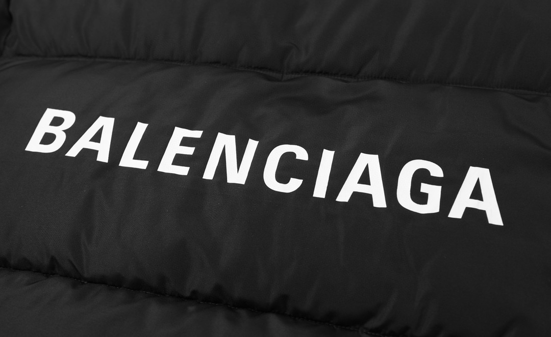 【BALENCIAGA旗艦店】バレンシアガ ダウンジャケット ご好評に付き再入荷！