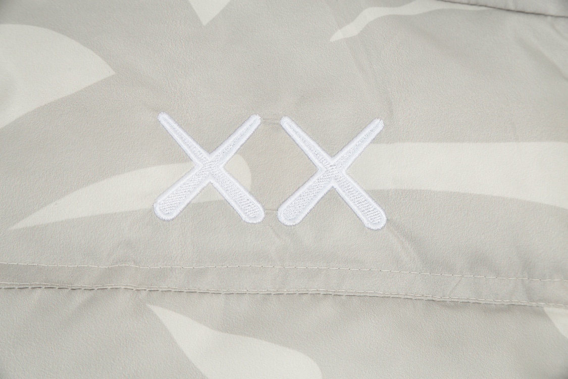 【The North Face 公式 旗艦店】KAWS1996綿の服 ダウンジャケット