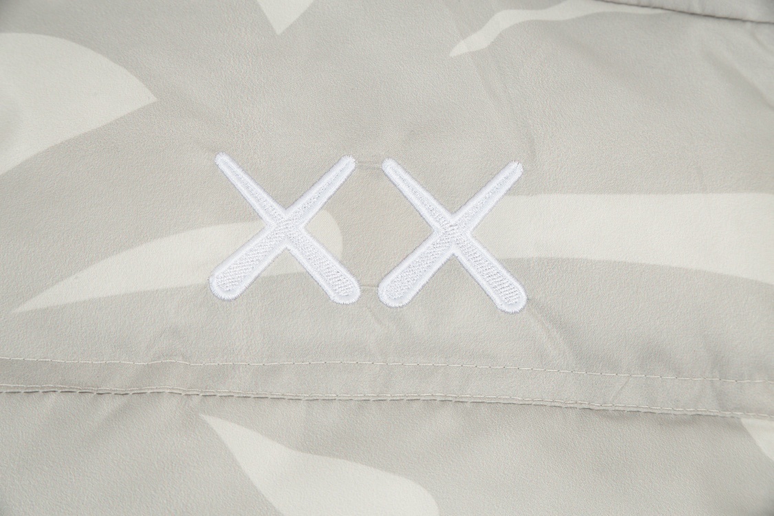 【The North Face 公式 旗艦店】KAWS1996綿の服 ダウンジャケット