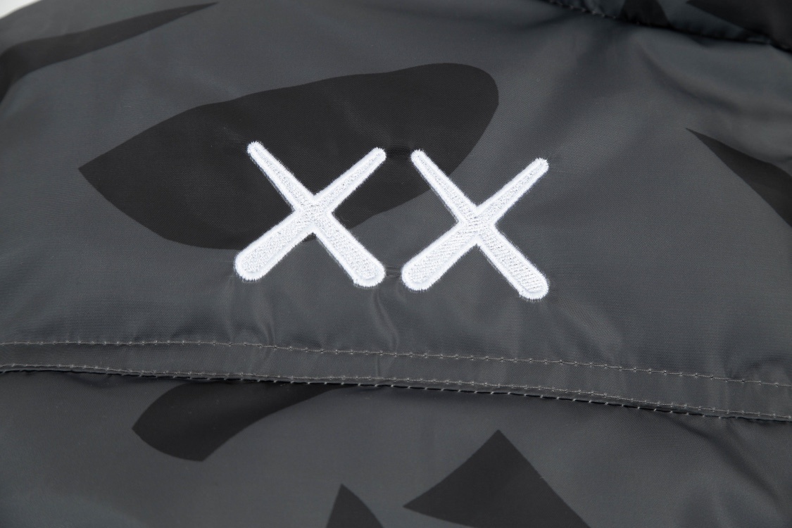 【The North Face 公式 旗艦店】KAWS1996綿の服 ダウンジャケット
