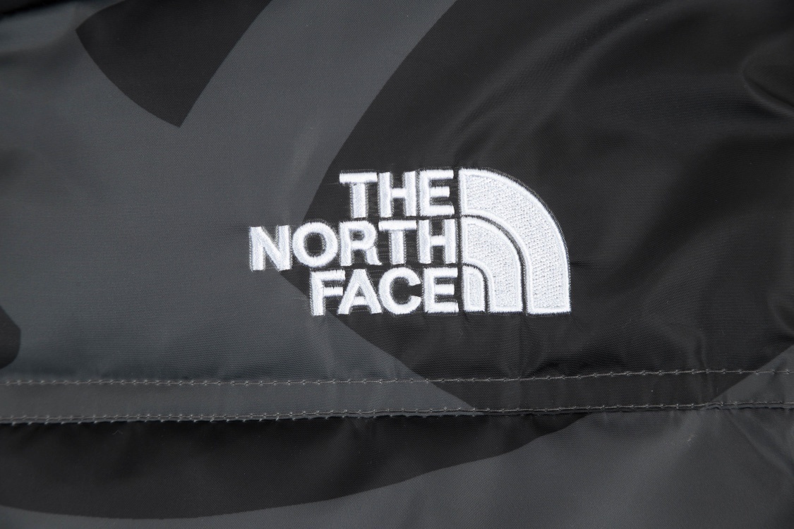【The North Face 公式 旗艦店】KAWS1996綿の服 ダウンジャケット