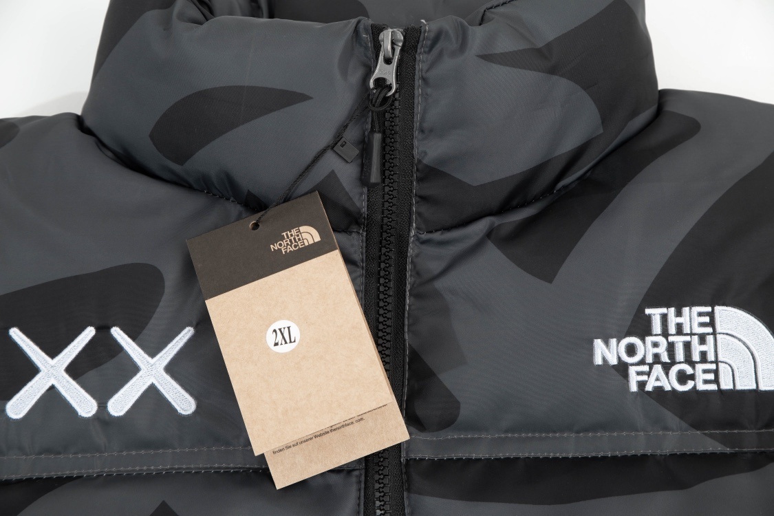 【The North Face 公式 旗艦店】KAWS1996綿の服 ダウンジャケット