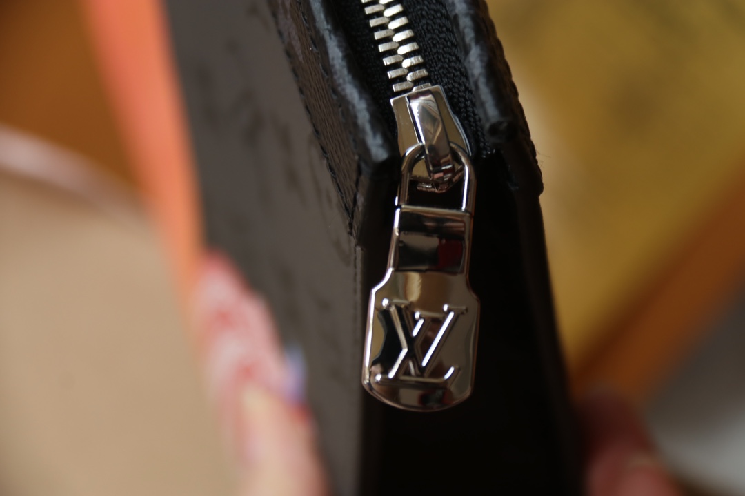 LOUIS VUITTON（ルイヴィトン）POCHETTE VOYAGE クラッチバッグ M81973