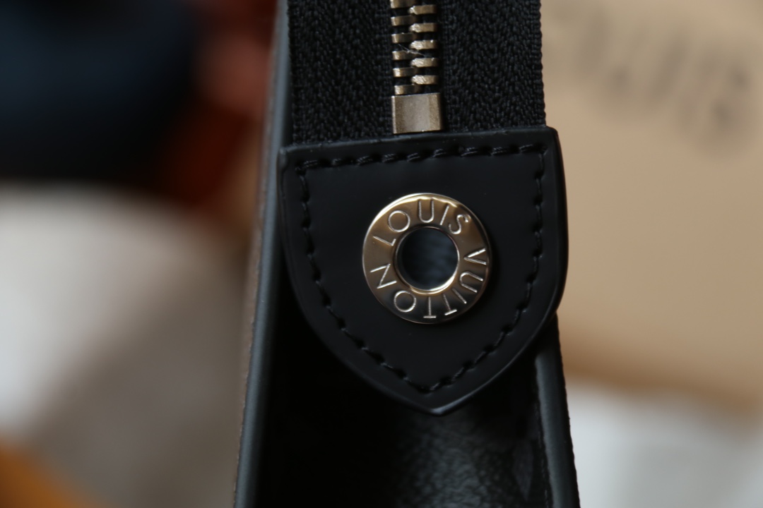 LOUIS VUITTON（ルイヴィトン）POCHETTE VOYAGE クラッチバッグ M81973