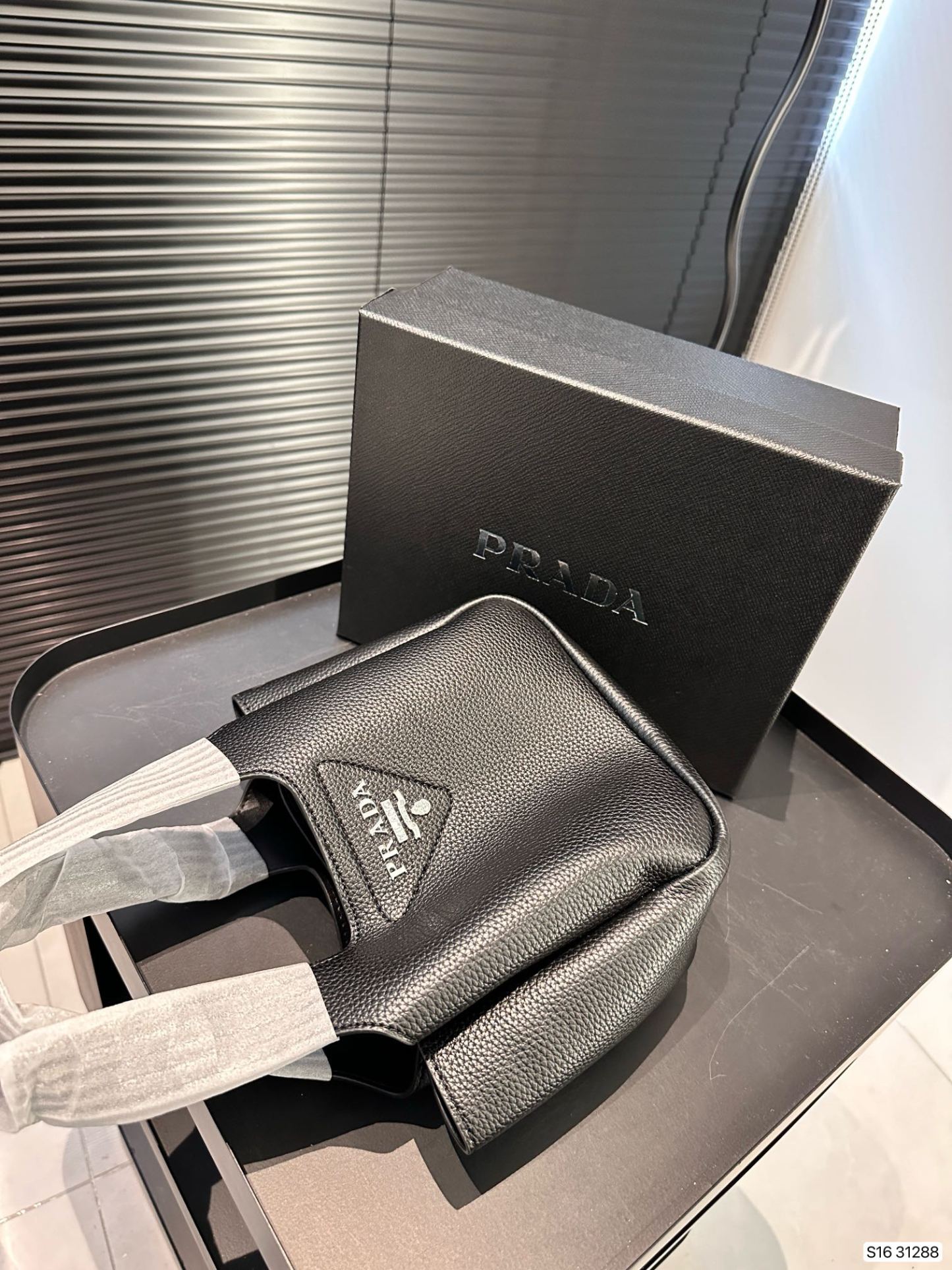 【PRADA 公式旗艦店】プラダ ハンドバッグ 当日出荷 好評に付き再入荷！17*15CM