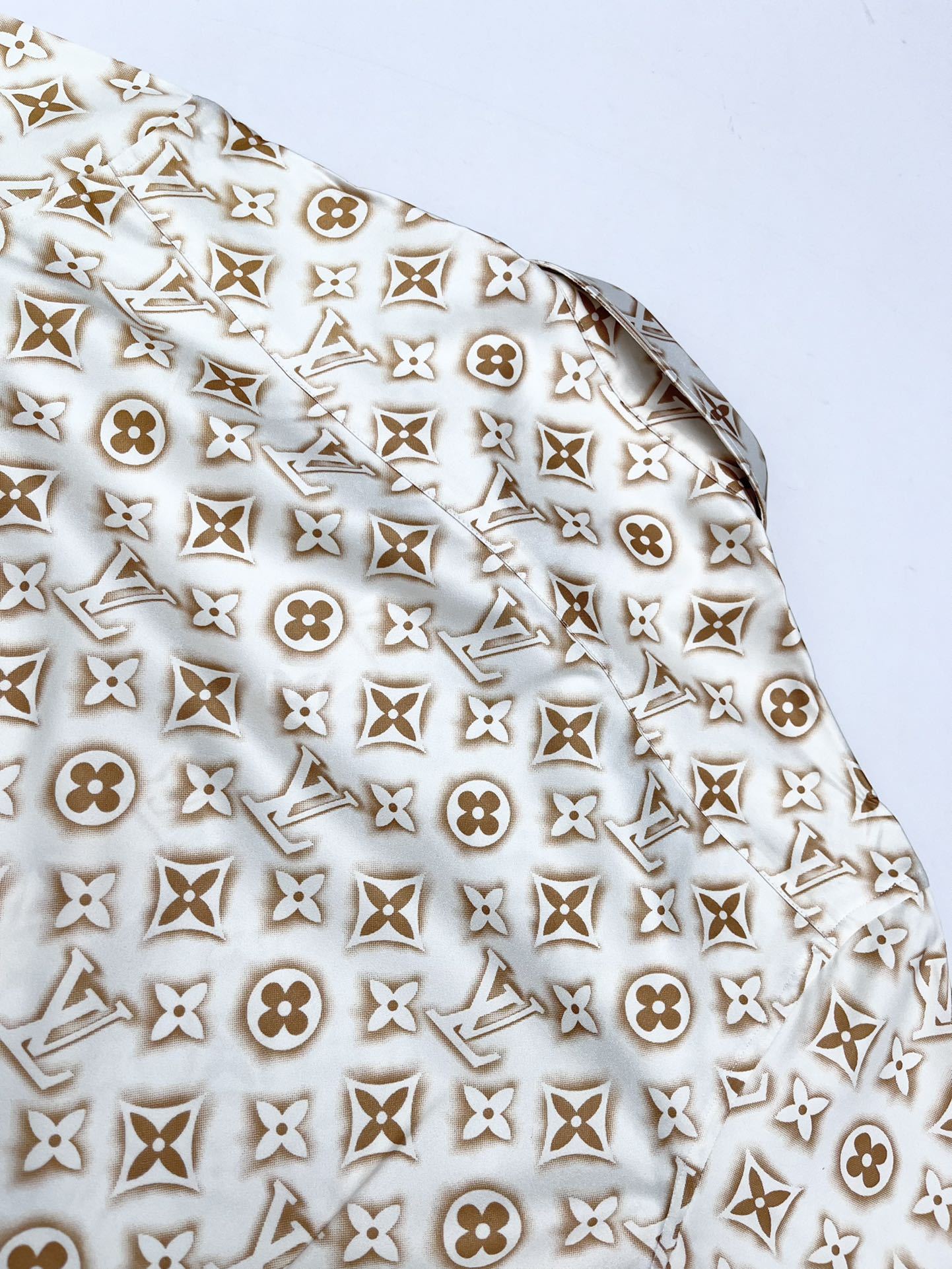 【Louis Vuitton 】（ルイヴィトン）長袖シャツ、ご好評に付き再入荷！