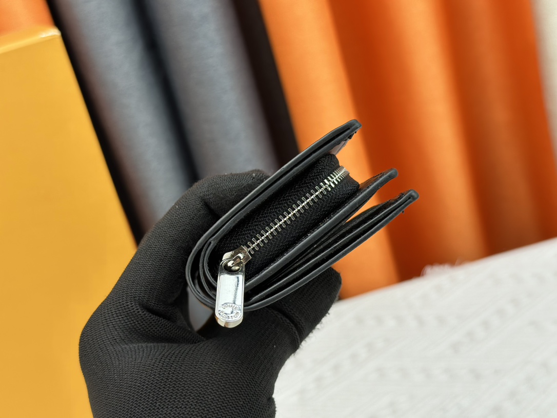 LOUIS VUITTON（ルイヴィトン）Cléa 財布 M80152