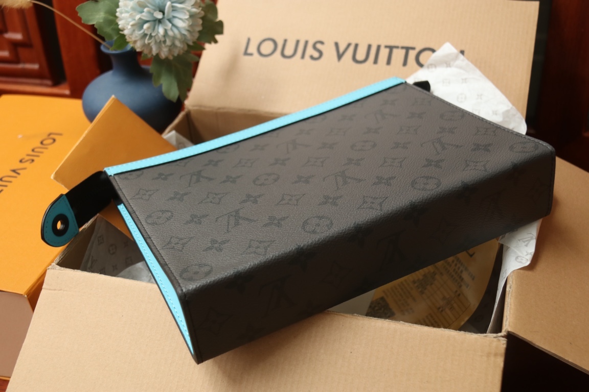 LOUIS VUITTON（ルイヴィトン）Pochette Voyage クラッチバッグ M11466