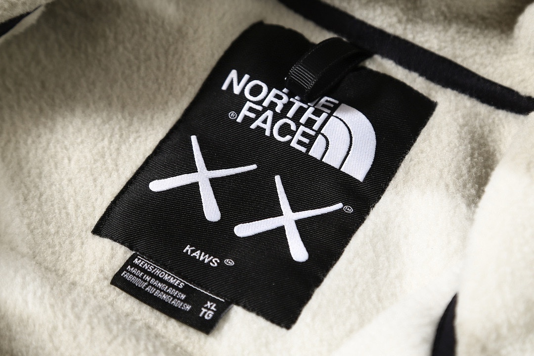 【THE NORTH FACE x KAWS】ジャケット 男女兼用 ご好評に付き再入荷！