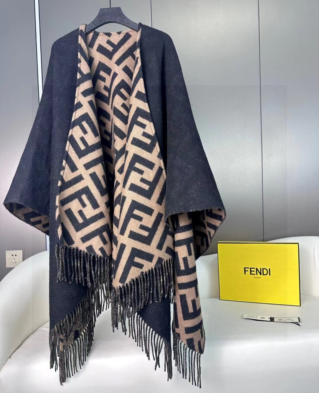 【FENDI旗艦店】フェンディ マント ショール ご好評に付き再入荷！