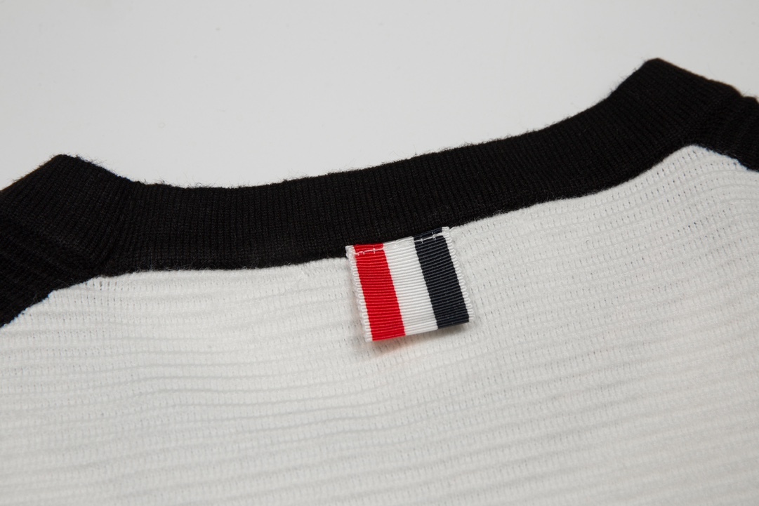 【THOM BROWNE旗艦店】セーター 男女兼用 ご好評に付き再入荷！
