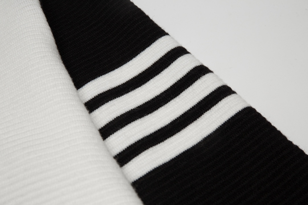 【THOM BROWNE旗艦店】セーター 男女兼用 ご好評に付き再入荷！