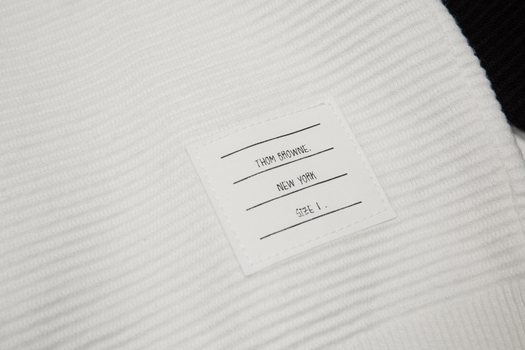 【THOM BROWNE旗艦店】セーター 男女兼用 ご好評に付き再入荷！