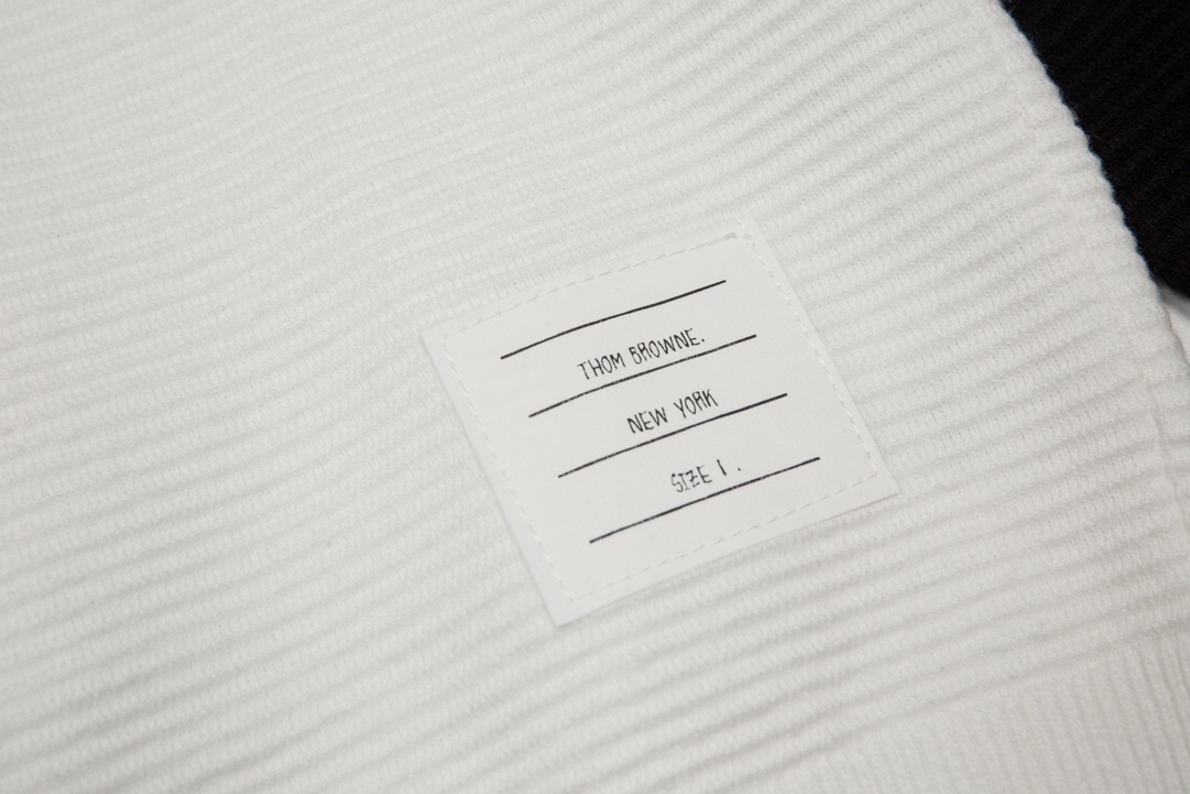 【THOM BROWNE旗艦店】セーター 男女兼用 ご好評に付き再入荷！