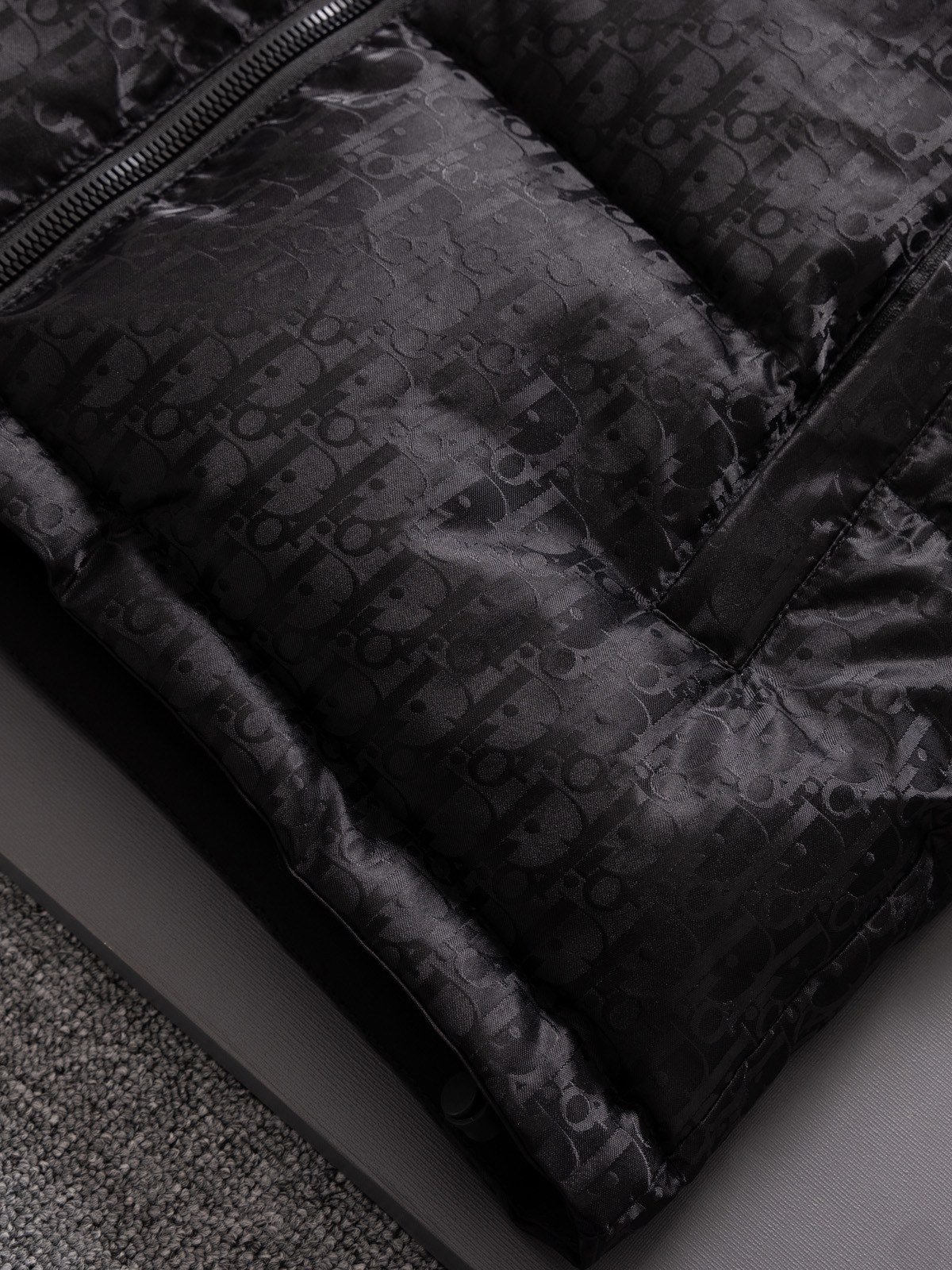 【DIOR公式 旗艦店】（ディオール ） ダウンジャケット、ご好評に付き再入荷！