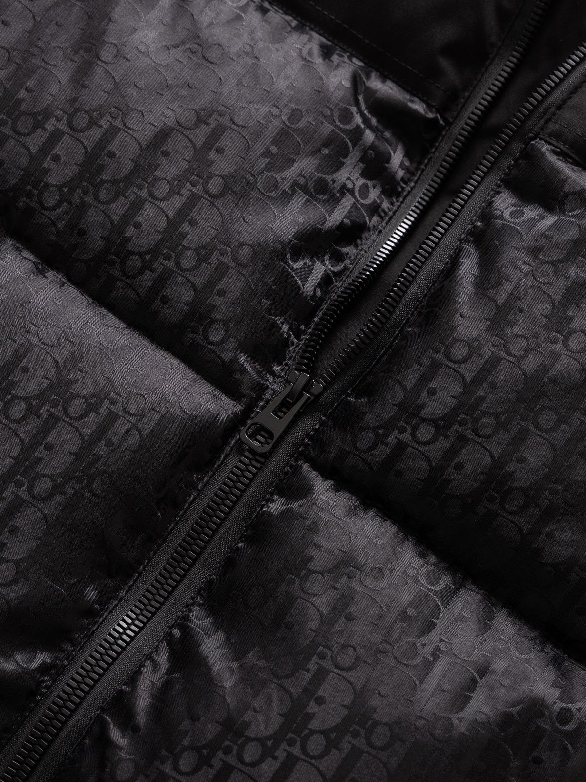 【DIOR公式 旗艦店】（ディオール ） ダウンジャケット、ご好評に付き再入荷！