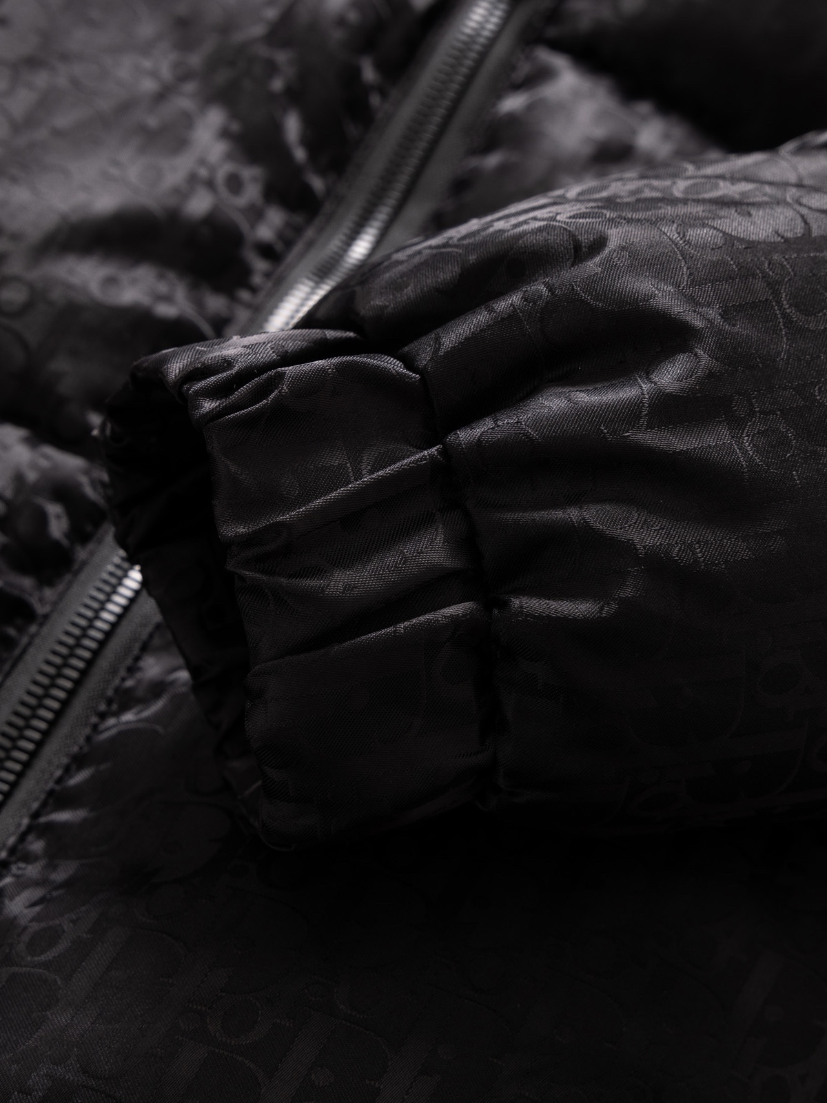 【DIOR公式 旗艦店】（ディオール ） ダウンジャケット、ご好評に付き再入荷！