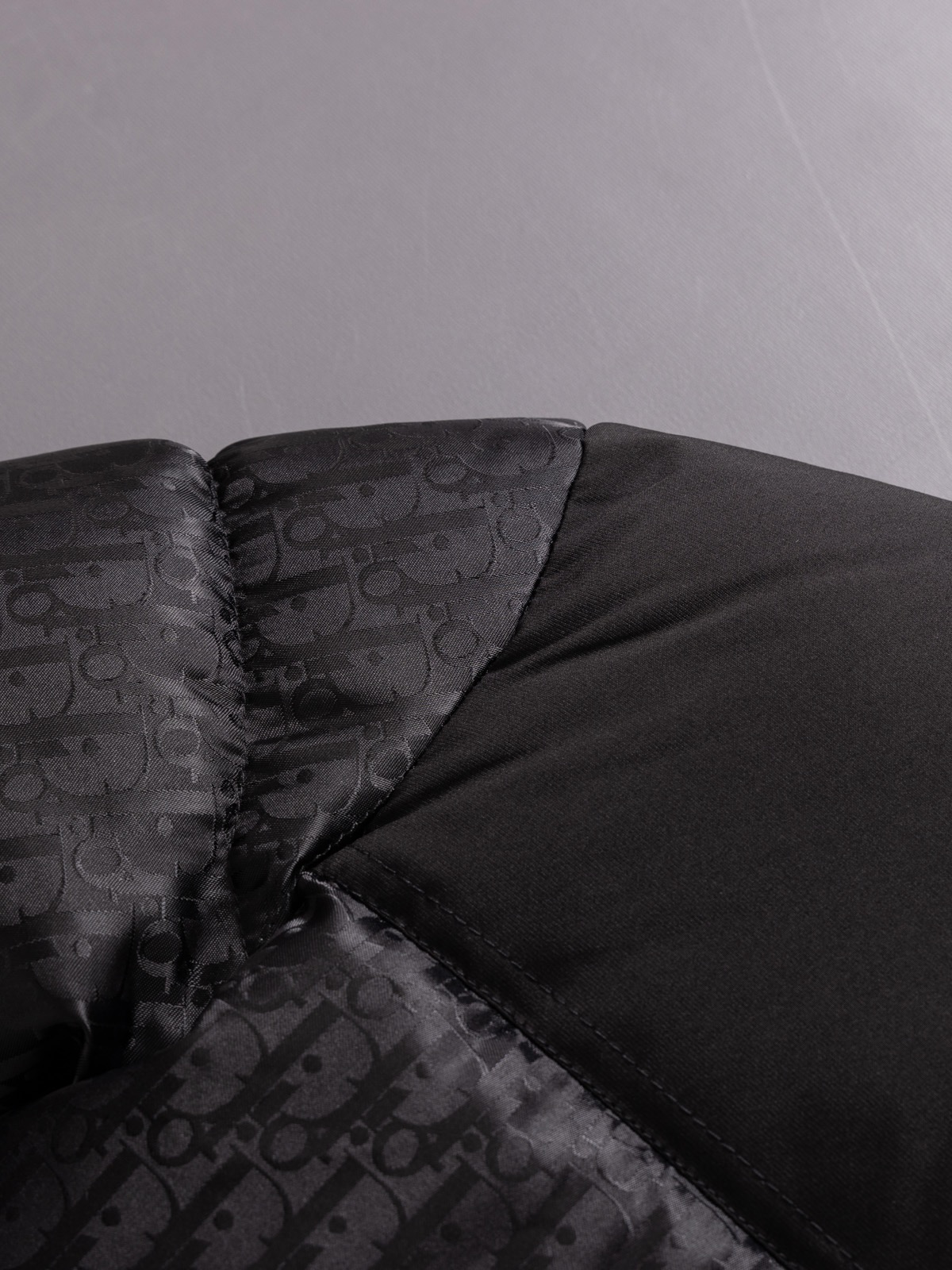 【DIOR公式 旗艦店】（ディオール ） ダウンジャケット、ご好評に付き再入荷！