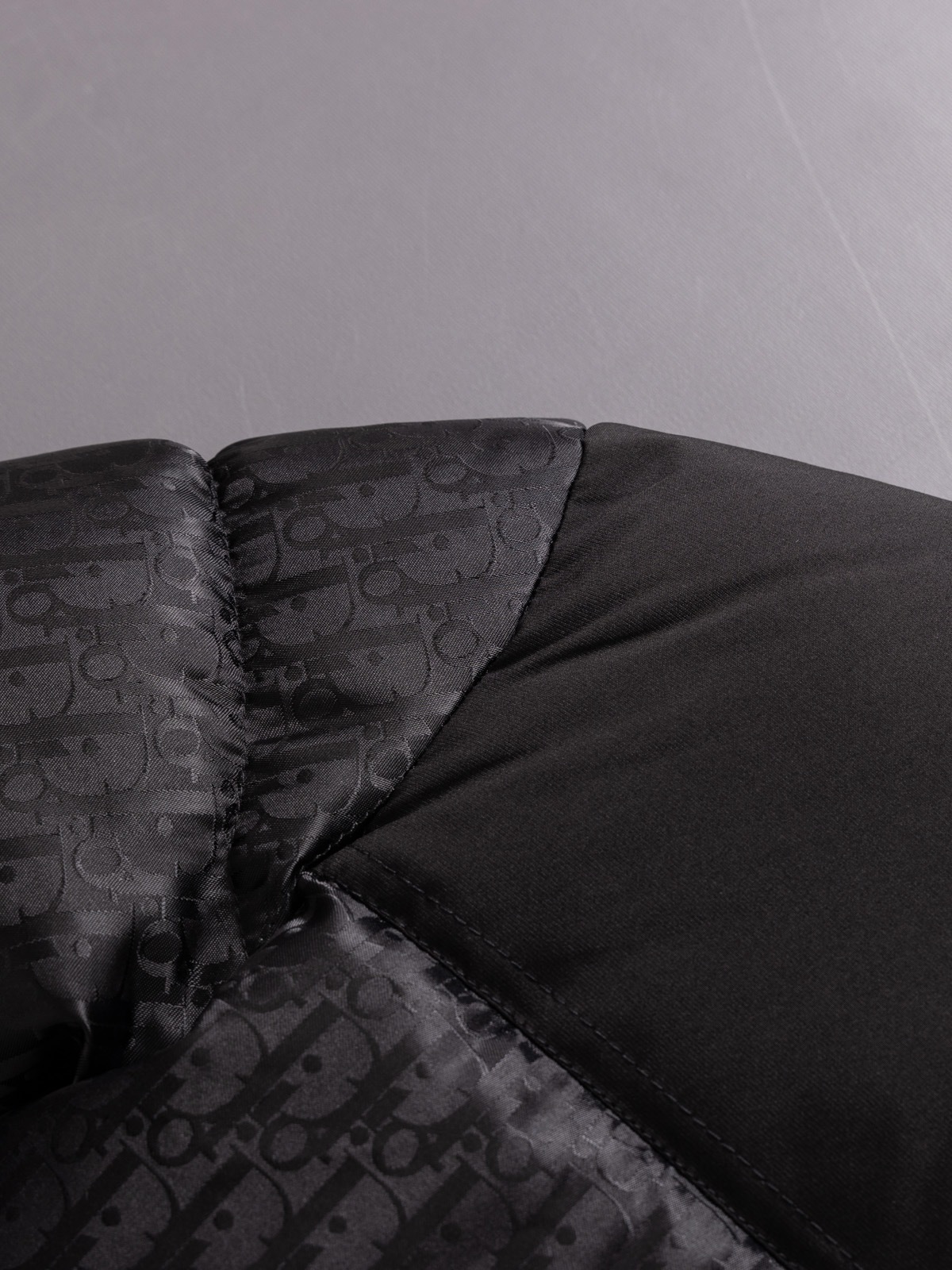 【DIOR公式 旗艦店】（ディオール ） ダウンジャケット、ご好評に付き再入荷！