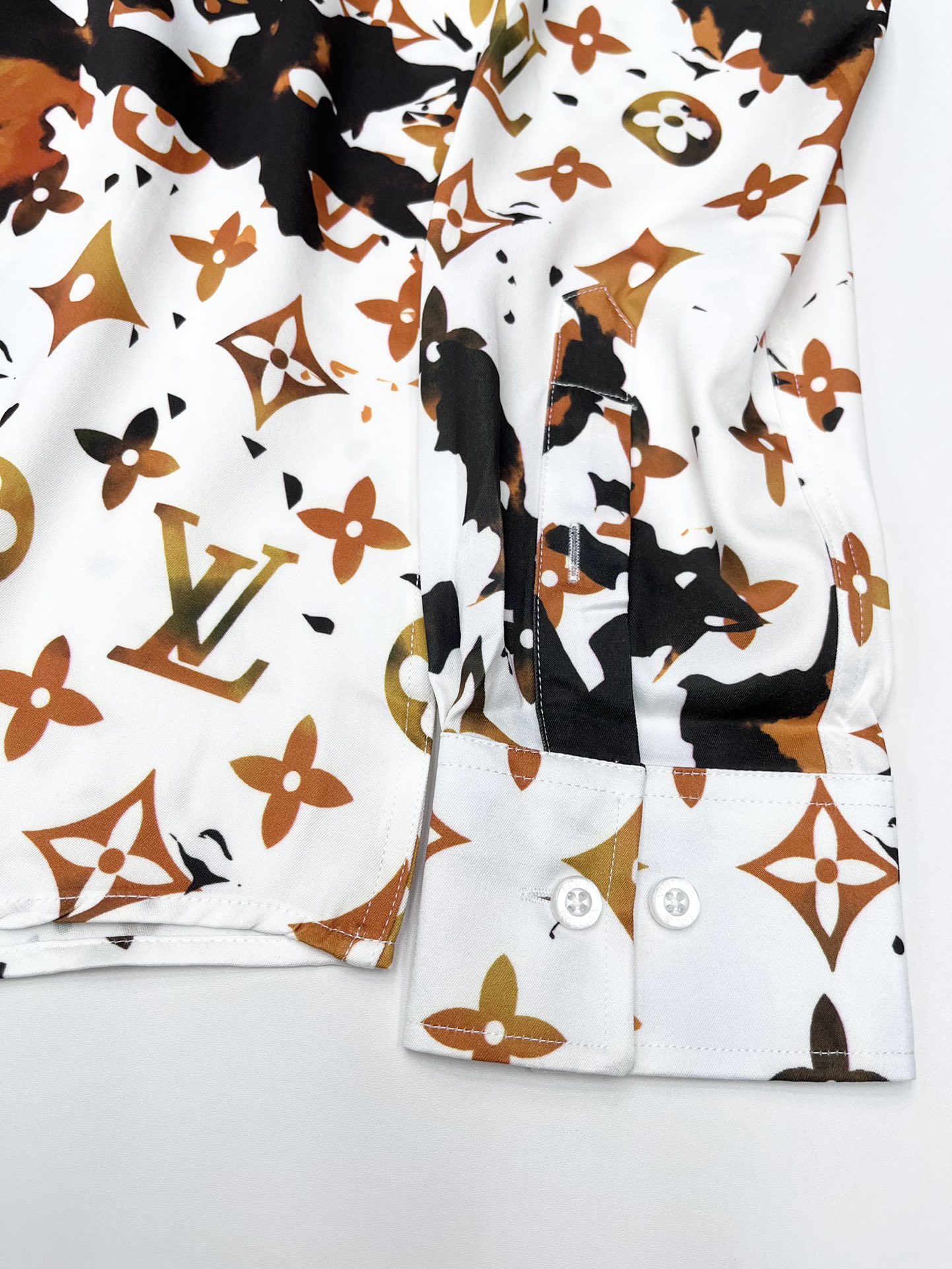 【Louis Vuitton 】（ルイヴィトン）長袖シャツ 男女兼用、ご好評に付き再入荷！