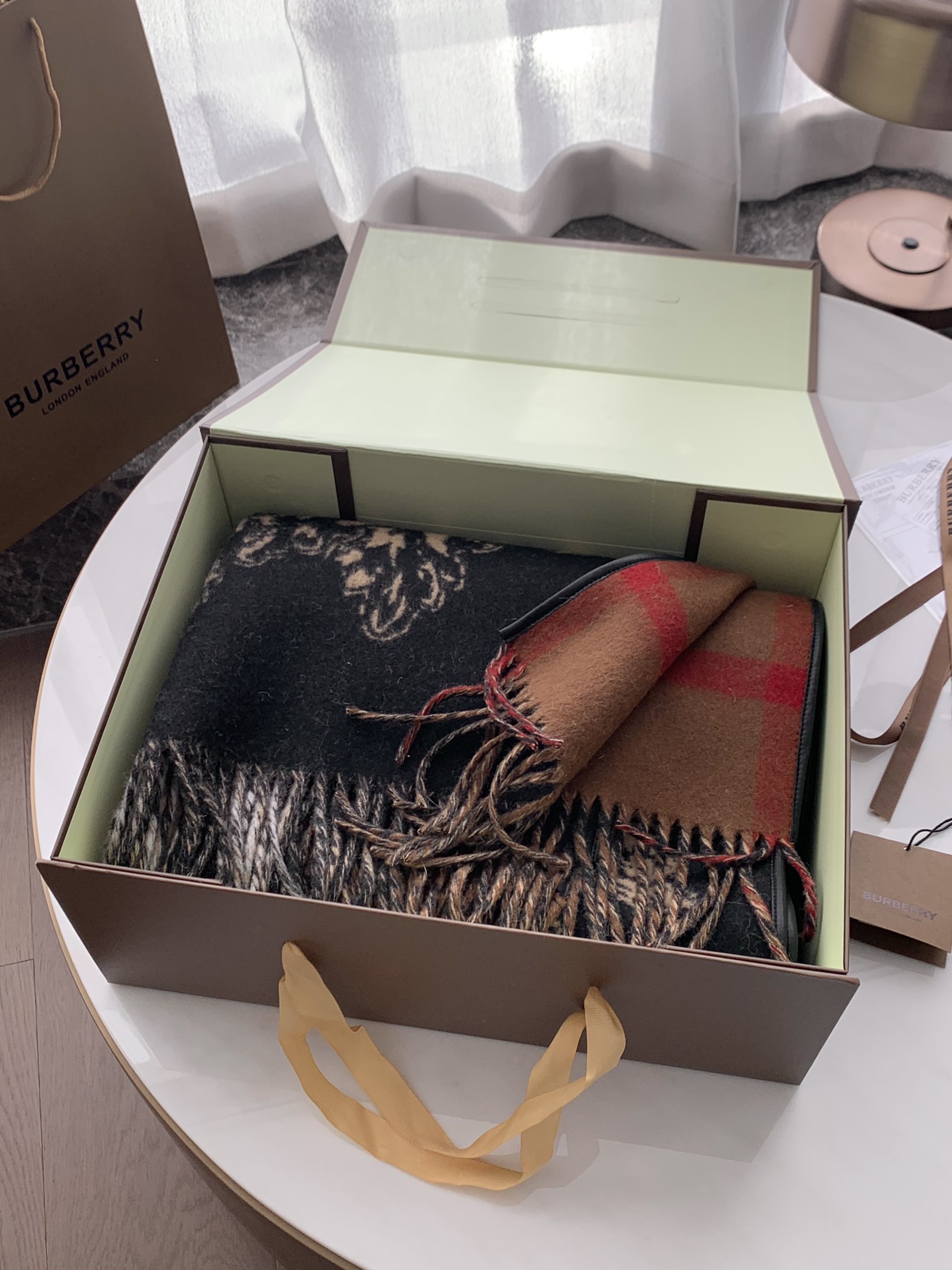 【BURBERRY旗艦店】バーバリー マント ショール ご好評に付き再入荷！