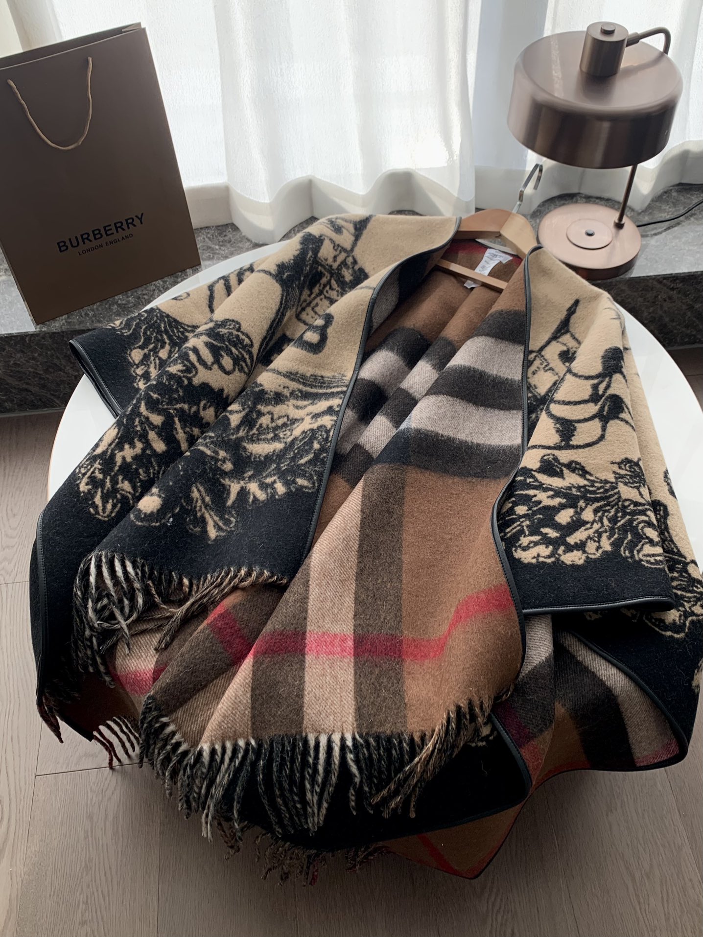 【BURBERRY旗艦店】バーバリー マント ショール ご好評に付き再入荷！