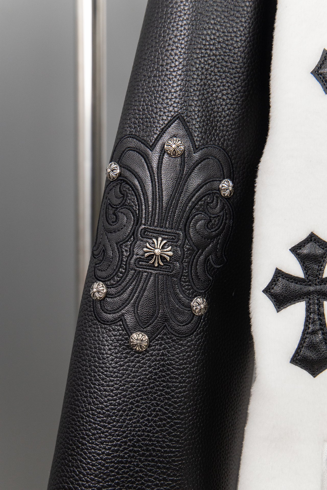 【CHROME HEARTS旗艦店】クロムハーツ ジャケット ご好評に付き再入荷！