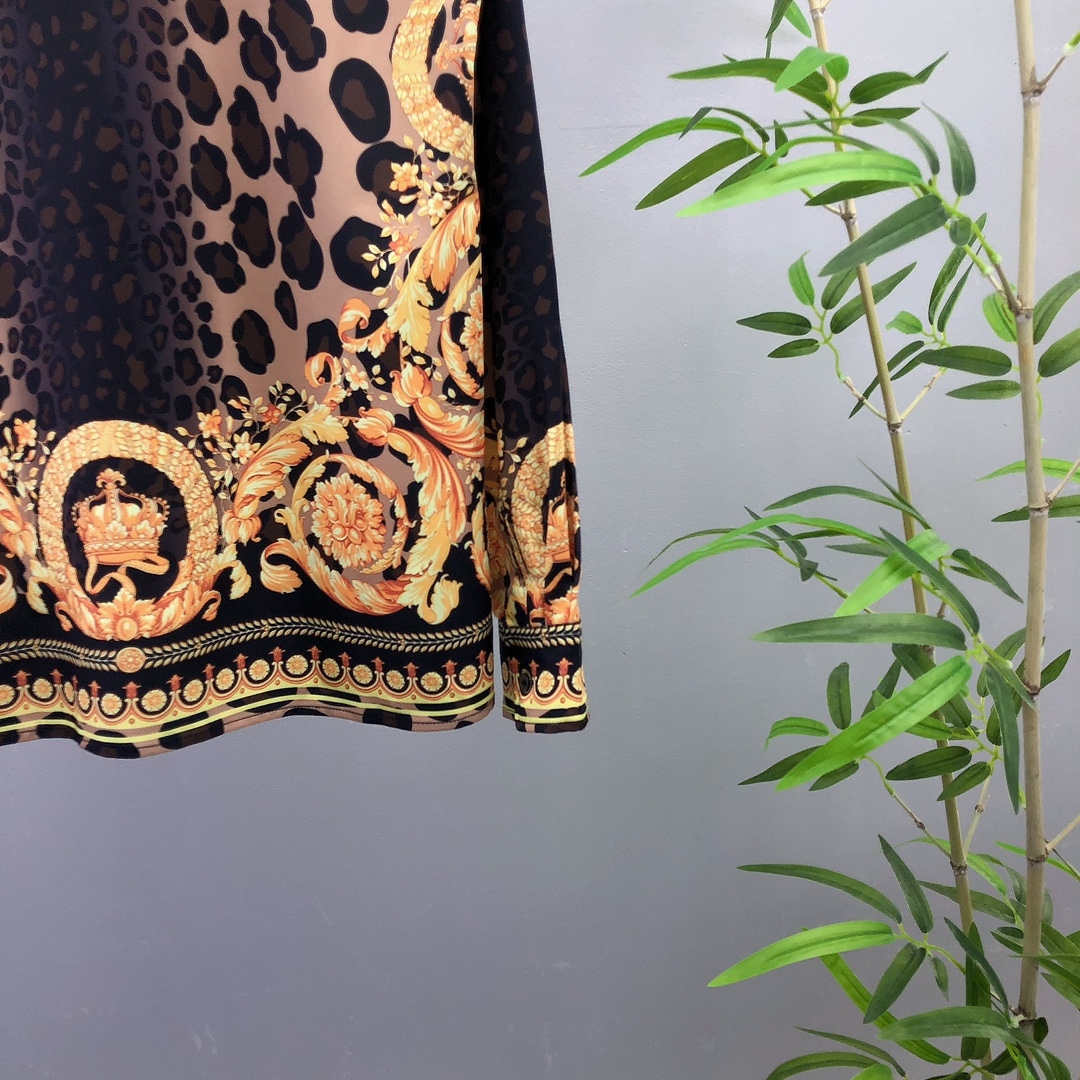 【VERSACE旗艦店】（ヴェルサーチ）長袖シャツ、ご好評に付き再入荷！