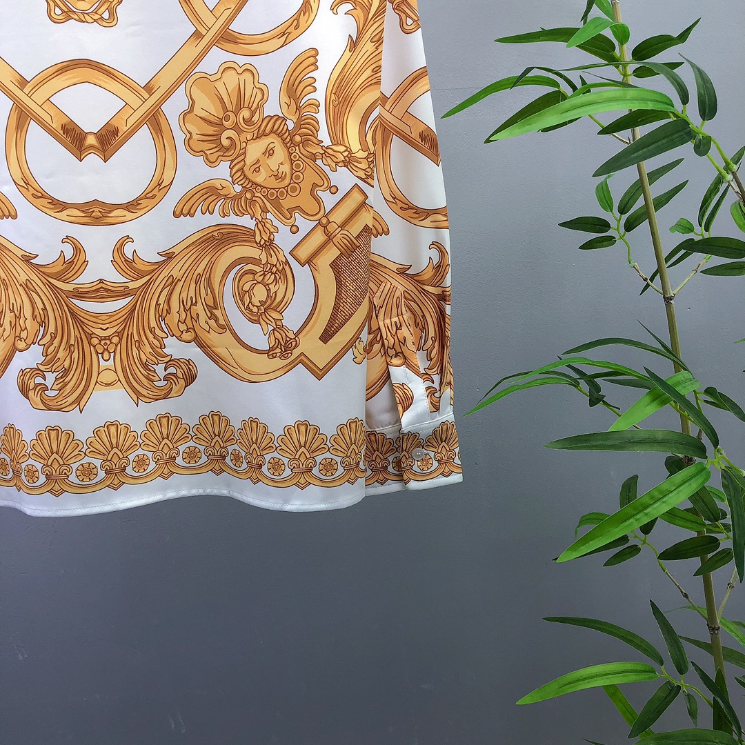 【VERSACE旗艦店】（ヴェルサーチ）長袖シャツ、ご好評に付き再入荷！