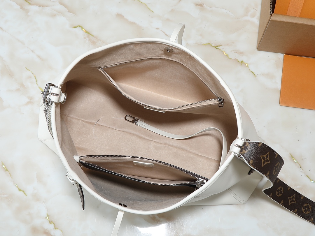 LOUIS VUITTON ルイヴィトン CARRYALL CARGO VIBE バッグ