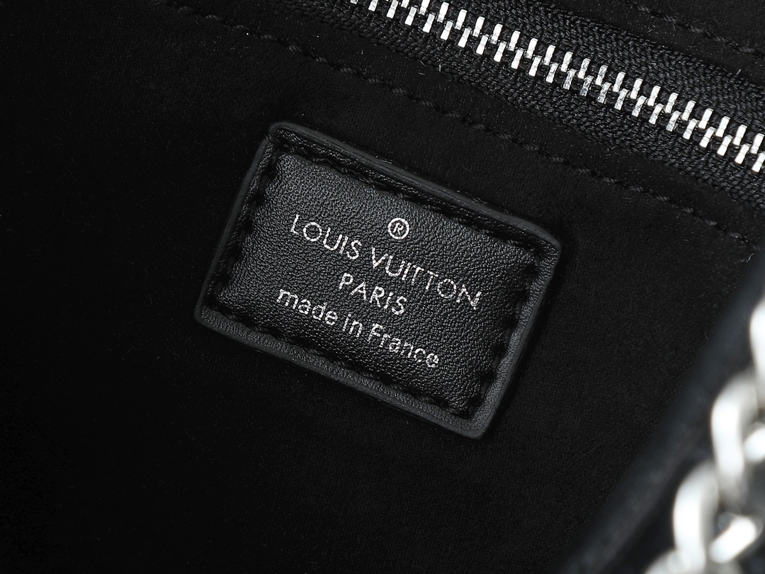 LOUIS VUITTON ルイヴィトン CARRYALL CARGO VIBE バッグ