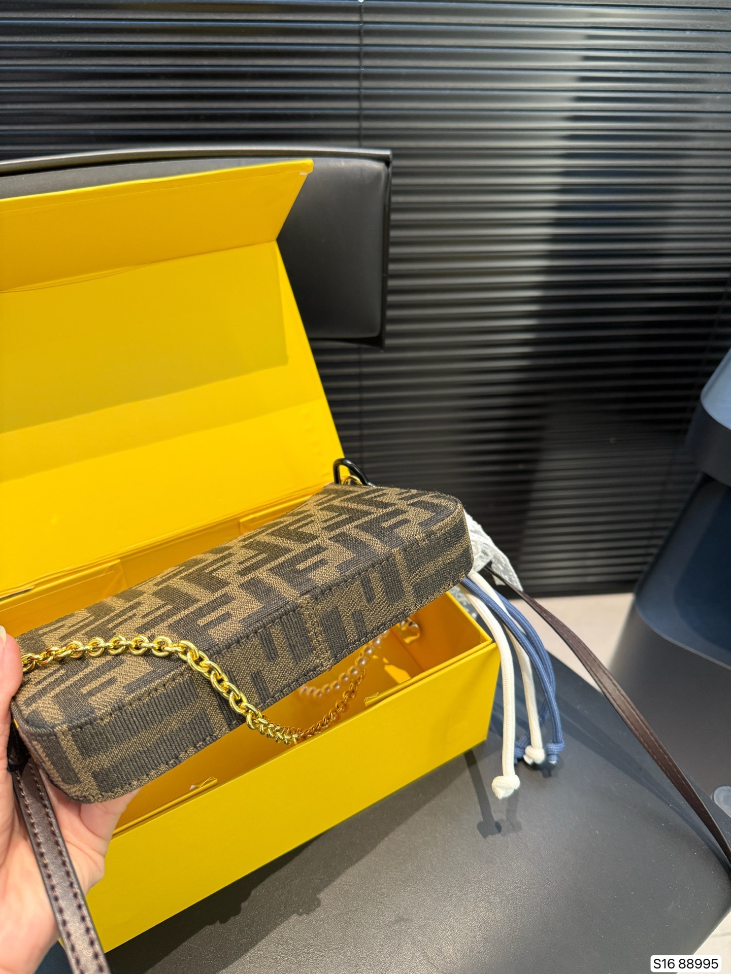 【FENDI公式旗艦店】フェンディ わきバッグ ショルダーバッグ