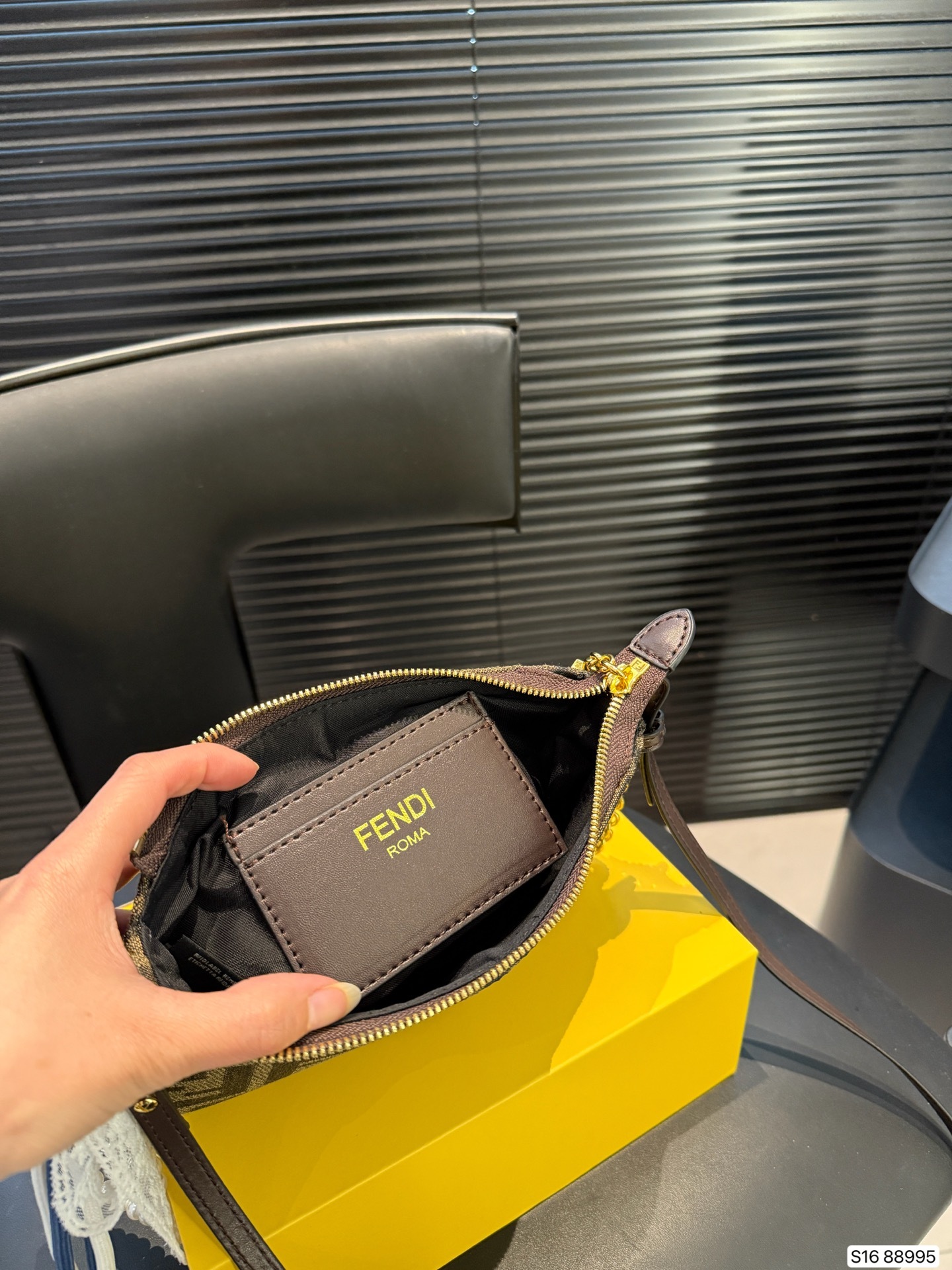 【FENDI公式旗艦店】フェンディ わきバッグ ショルダーバッグ