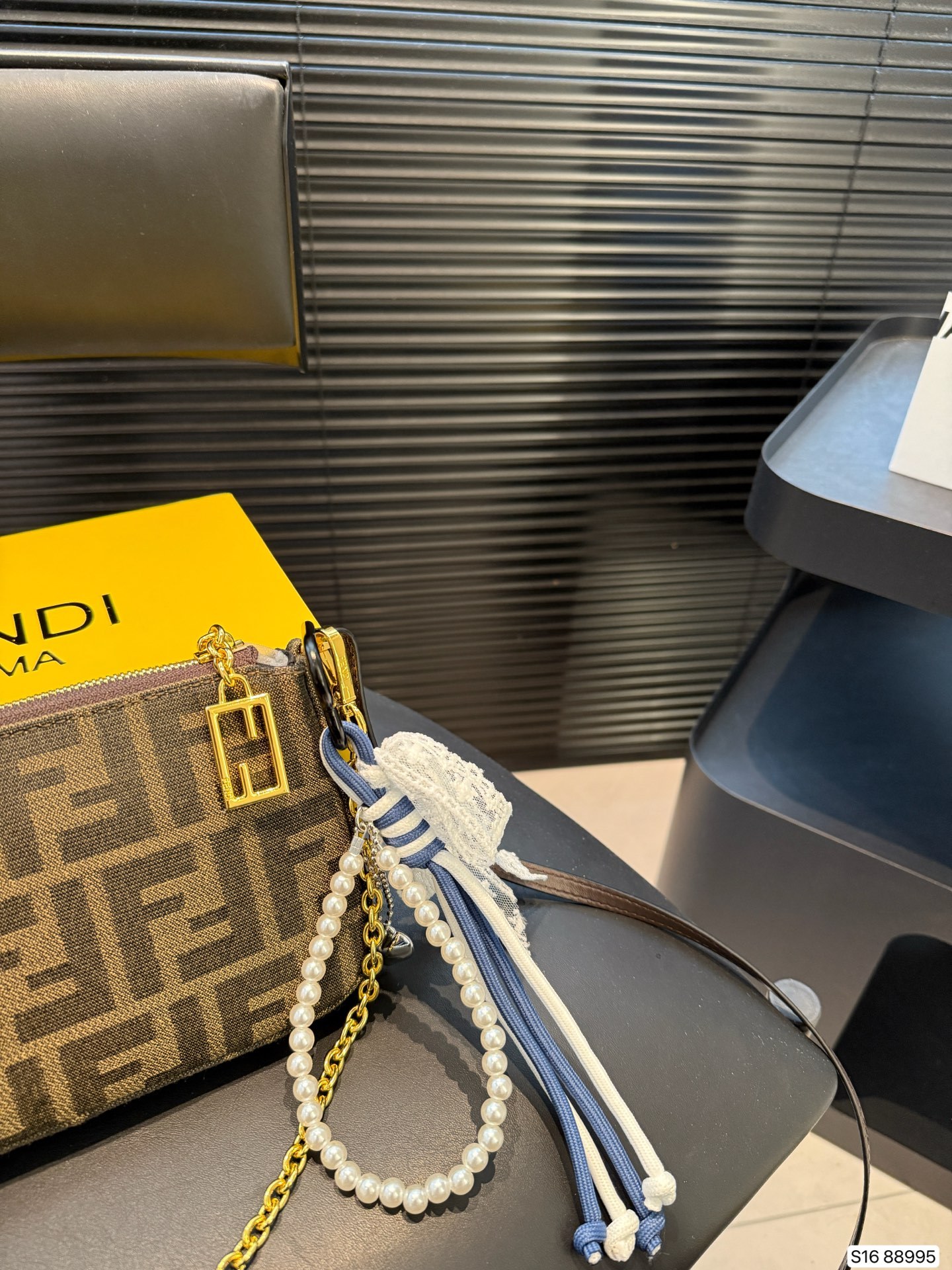 【FENDI公式旗艦店】フェンディ わきバッグ ショルダーバッグ