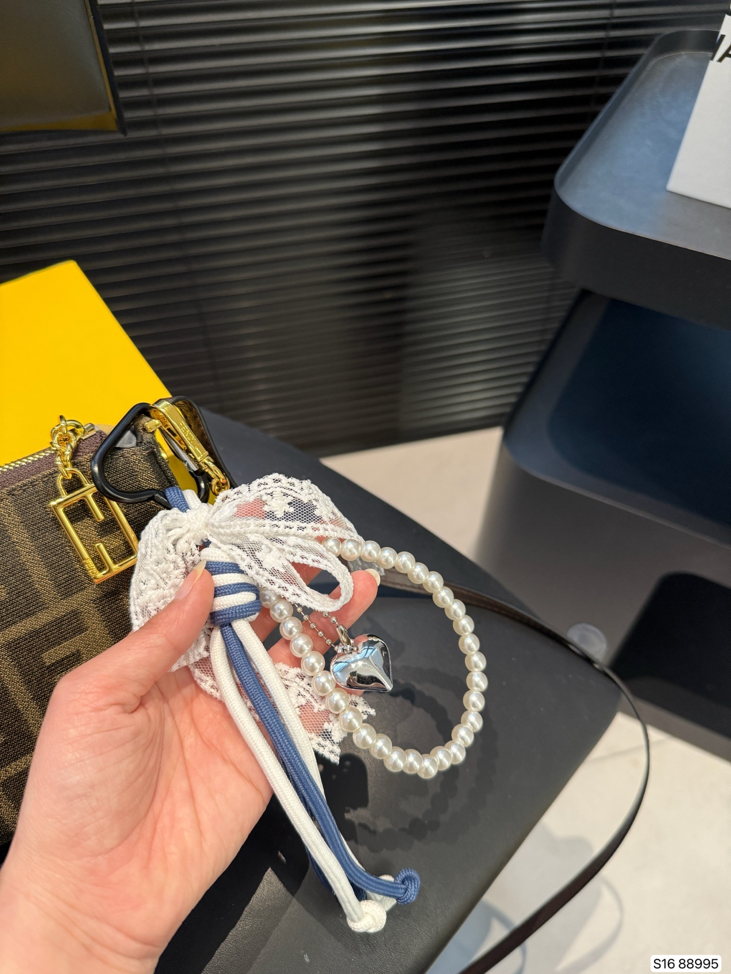 【FENDI公式旗艦店】フェンディ わきバッグ ショルダーバッグ