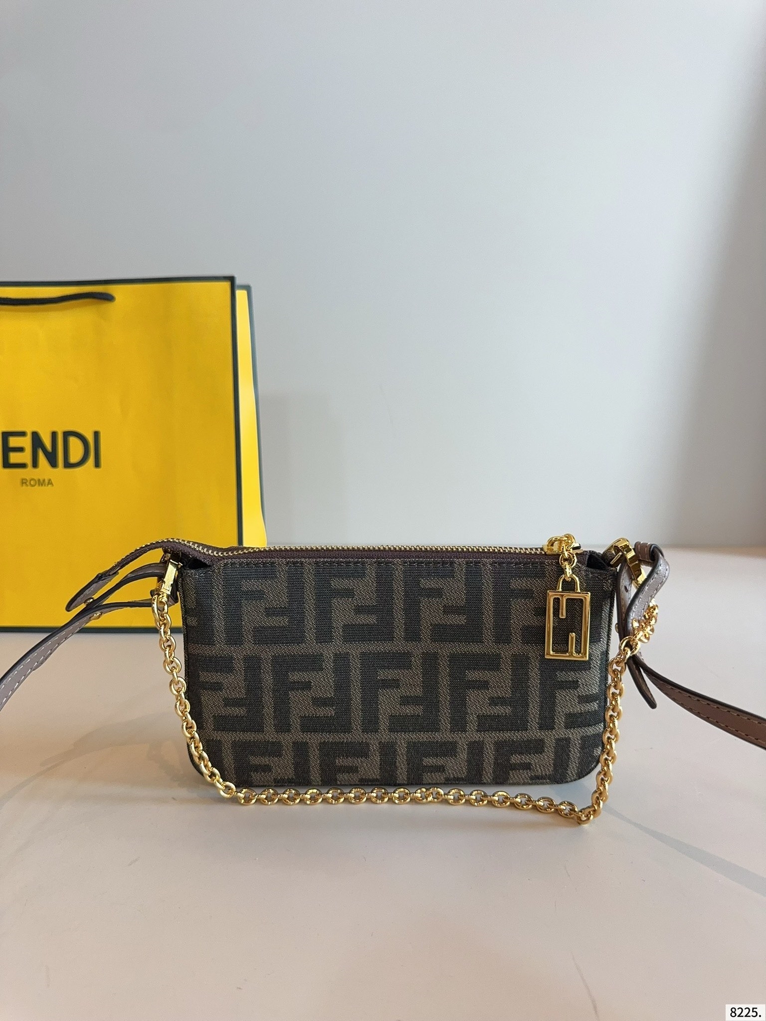 【FENDI旗艦店】フェンディ 大人気クロスボディバッグ
