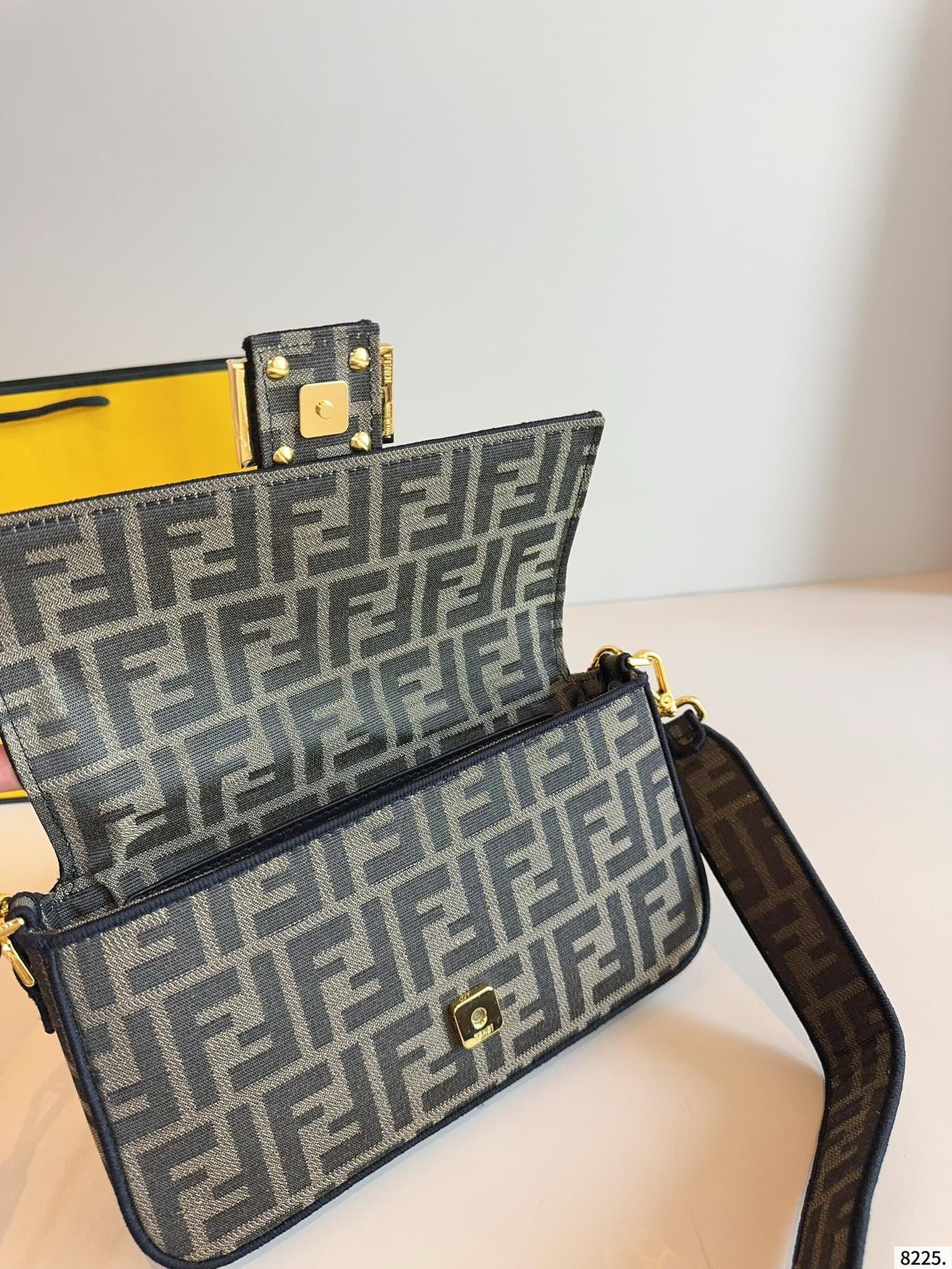 【FENDI旗艦店】フェンディ BAGUETTE クロスボディバッグ