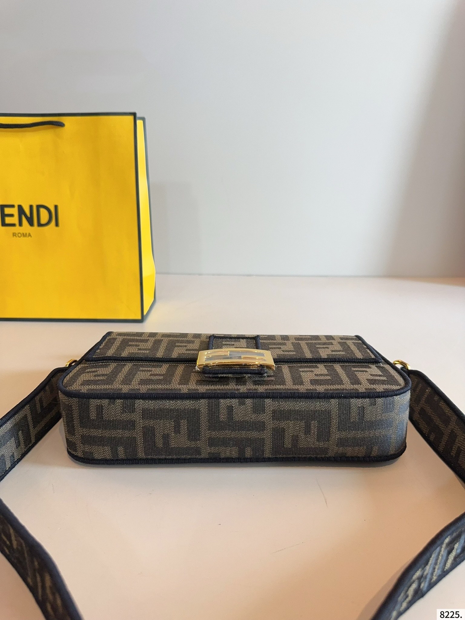 【FENDI旗艦店】フェンディ BAGUETTE クロスボディバッグ