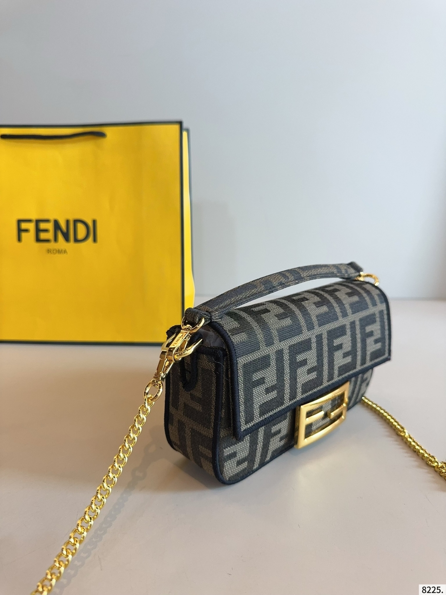 【FENDI公式旗艦店】フェンディ BAGUETTE クロスボディバッグ