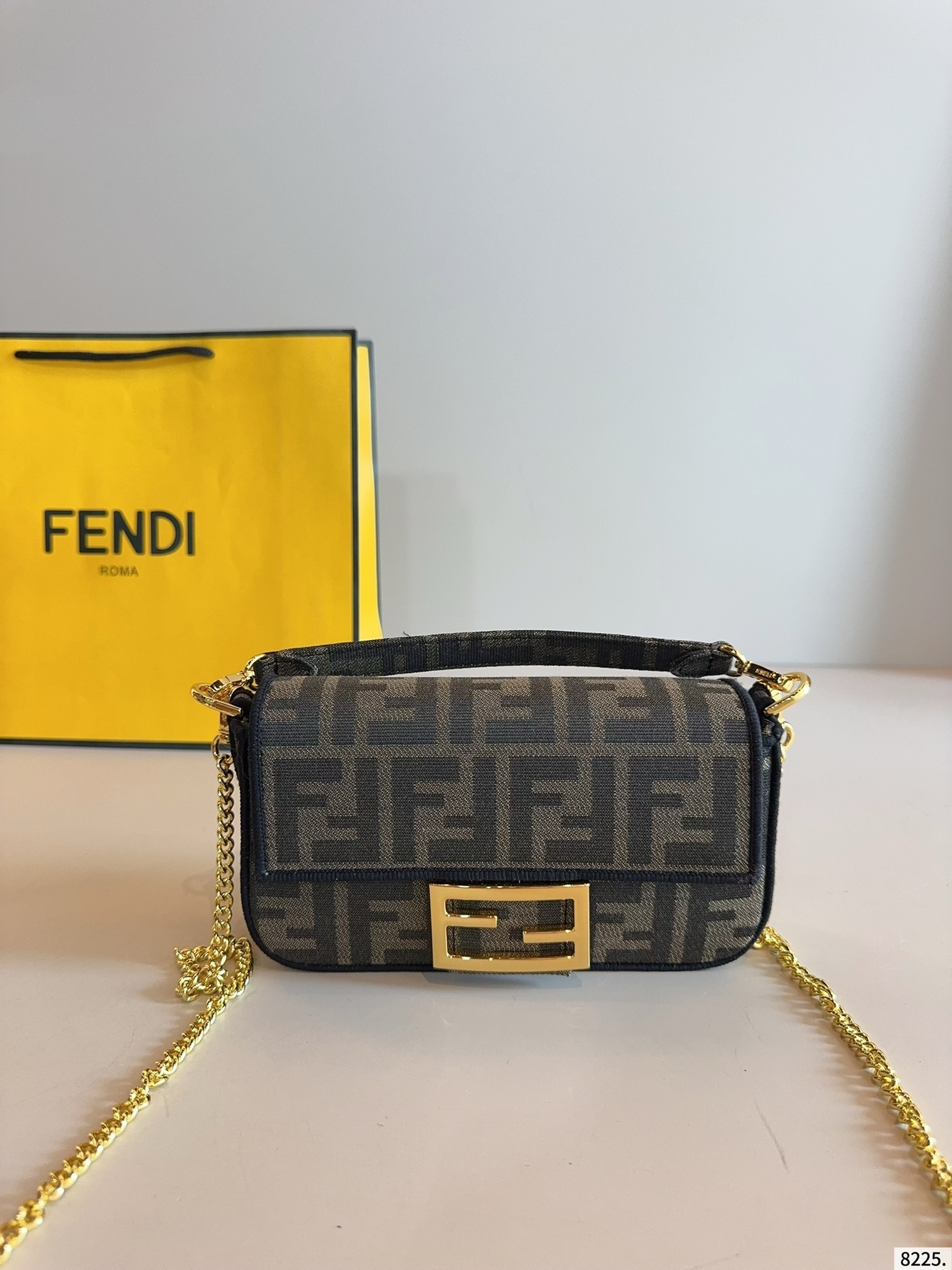 【FENDI公式旗艦店】フェンディ BAGUETTE クロスボディバッグ